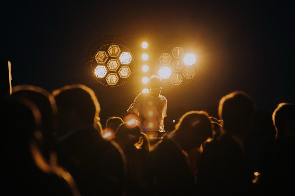 Pista de baile llena en un evento privado